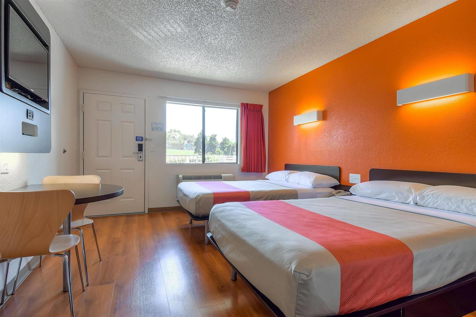 Motel 6-Carlsbad, Ca - Village מראה חיצוני תמונה